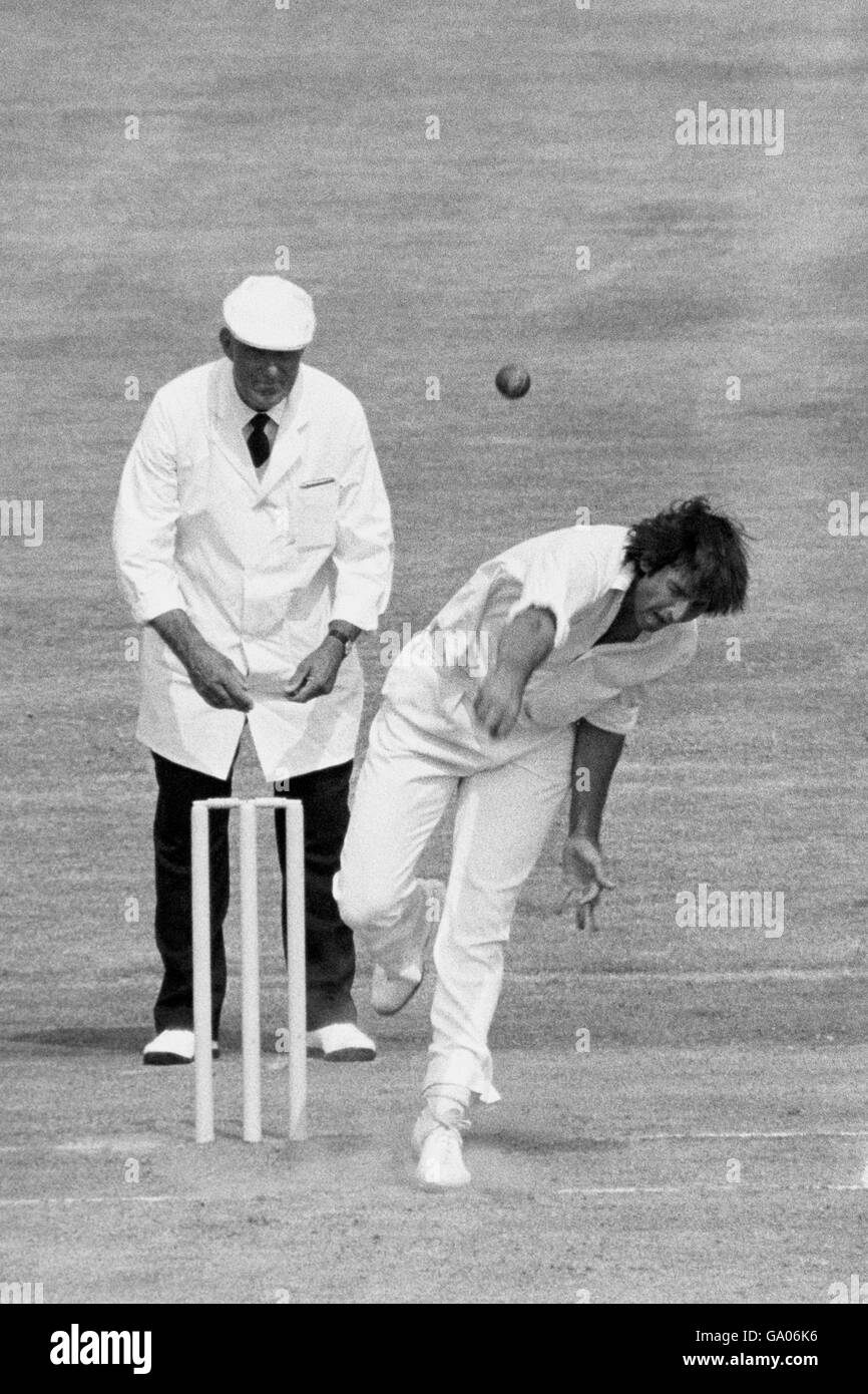 Mike Selvey in azione a Old Trafford quando era l'eroe dell'Inghilterra il primo giorno del terzo test contro le Indie Occidentali prendendo quattro wickets per 41 corse. Foto Stock