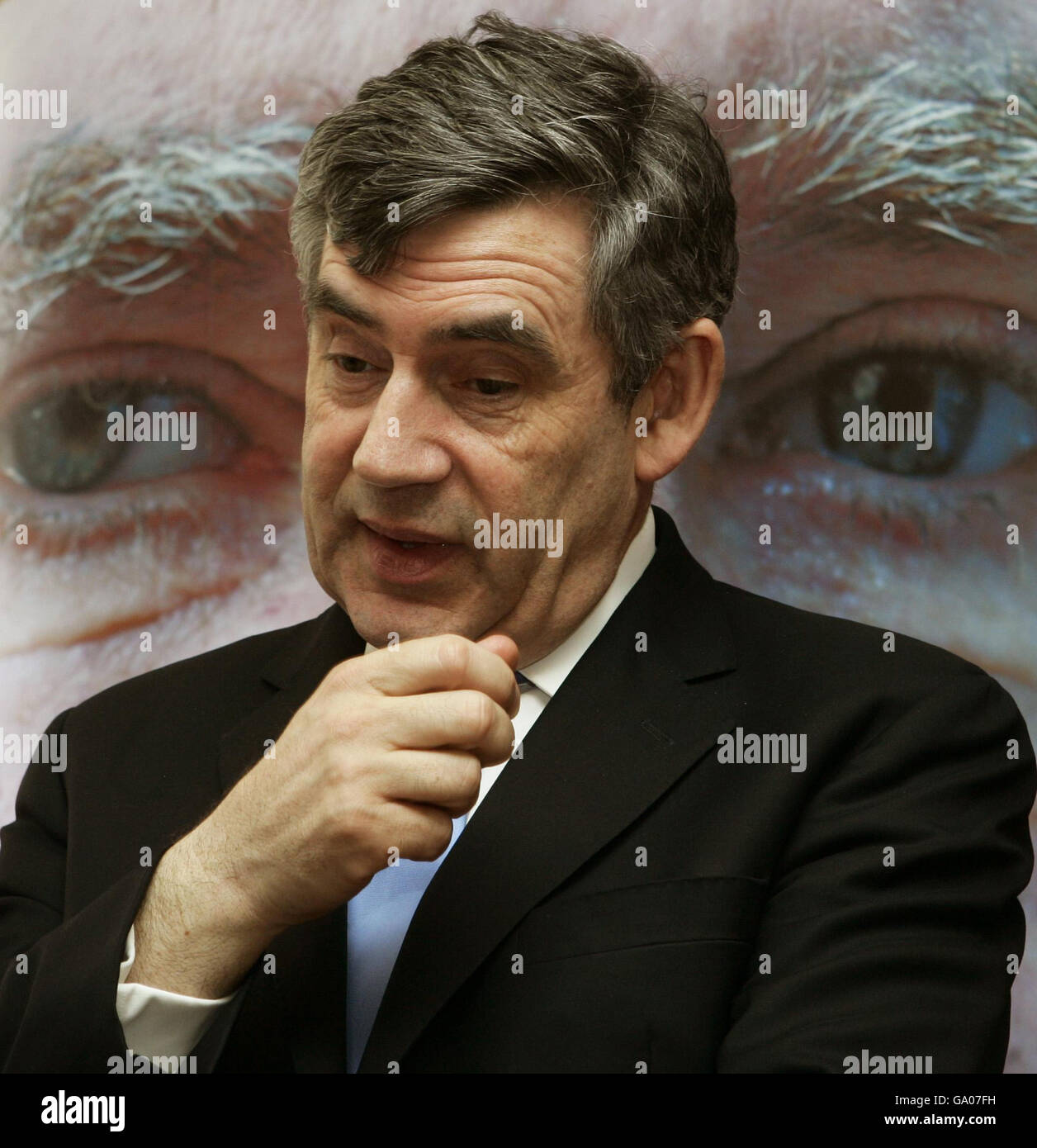 Il Cancelliere britannico dello scacchiere Gordon Brown durante l'apertura di un negozio di beneficenza Bethany a Kirkaldy, Scozia. Foto Stock
