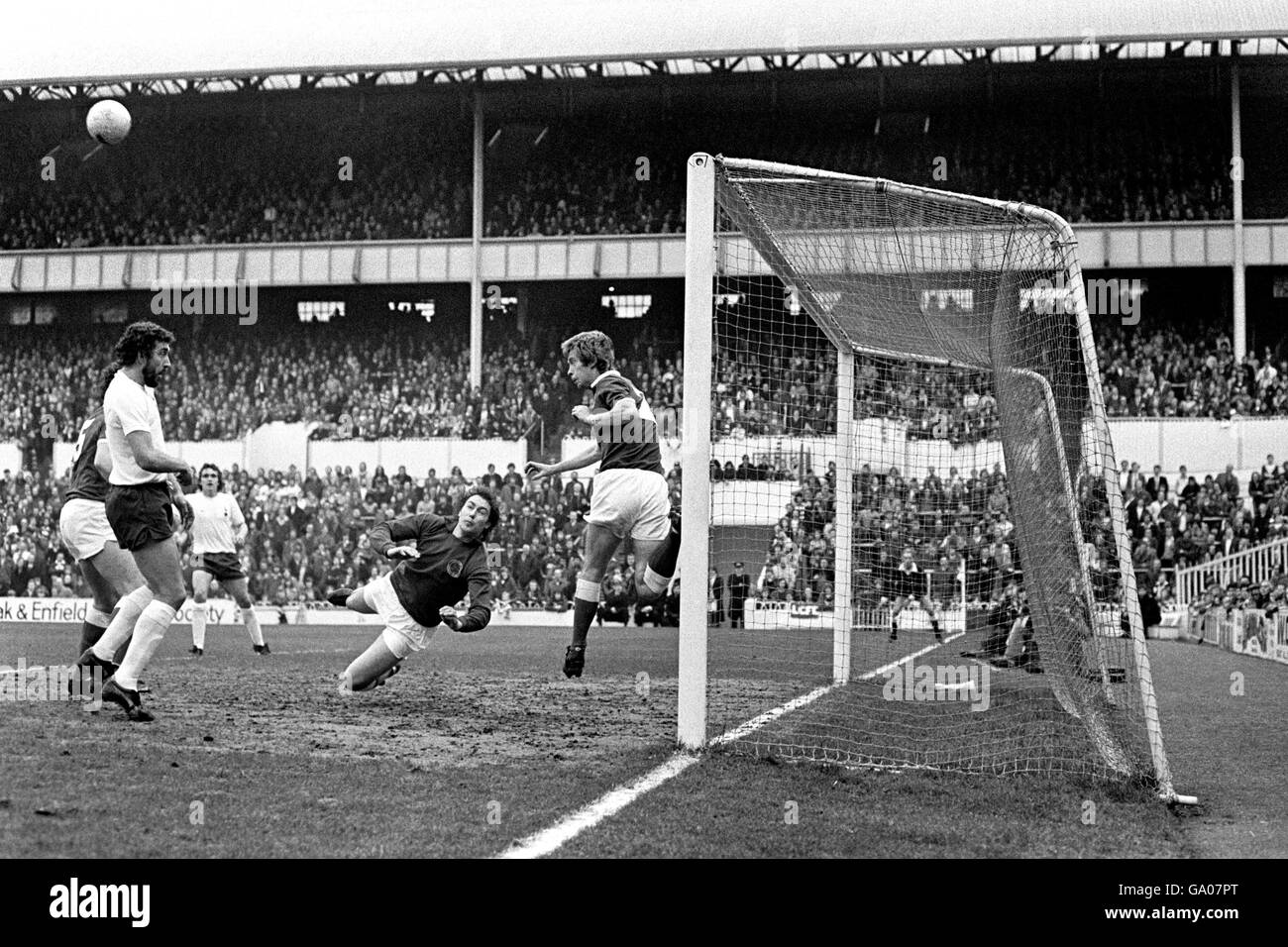 Il difensore di Leicester City Steve Whitworth (r) si dirige fuori La sua linea per fermare un attacco di Spurs con il portiere Mark Wallington (seconda r) battuto Foto Stock