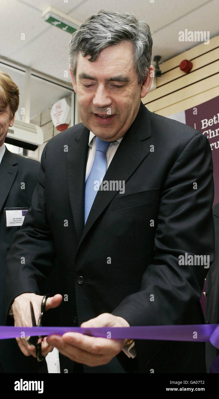 Il Cancelliere dello scacchiere britannico Gordon Brown taglia un nastro per aprire ufficialmente un negozio di beneficenza Betania nella sua città natale di Kirkaldy, Scozia. Foto Stock