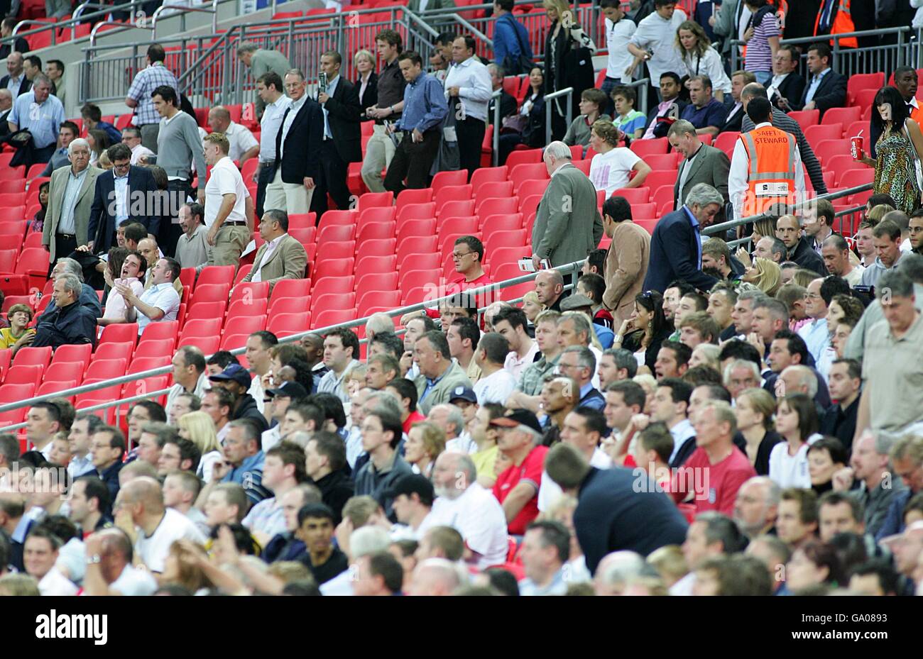 Calcio - Internazionale amichevole - Inghilterra / Brasile - Stadio di Wembley. Gli ospiti aziendali tornano ai loro posti mentre i fan guardano l'azione Foto Stock
