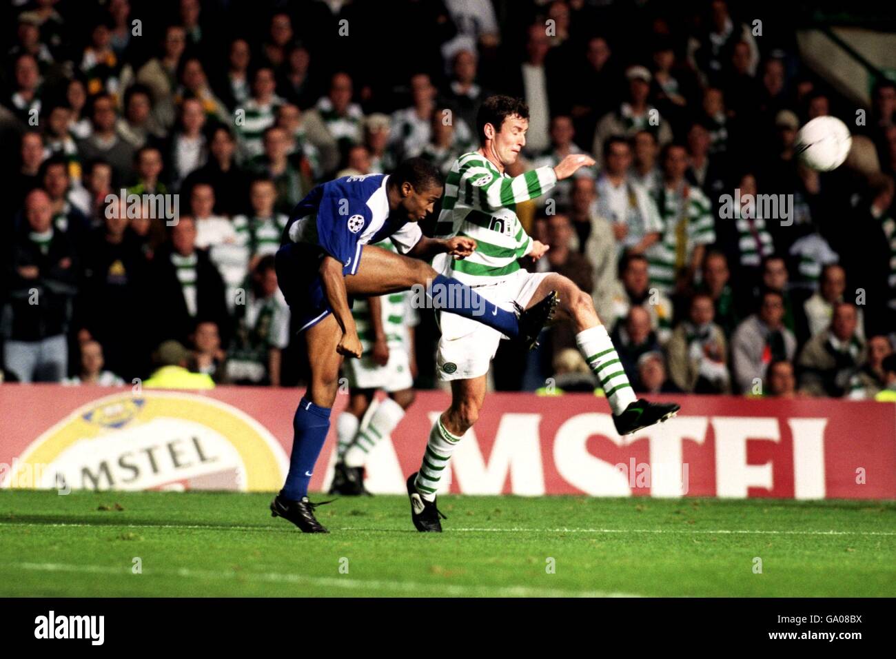 Calcio - UEFA Champions League - Gruppo e - Celtic v FC Porto. Chris Sutton di Celtic e Hugo Ibarra del FC Porto lottano per la palla Foto Stock