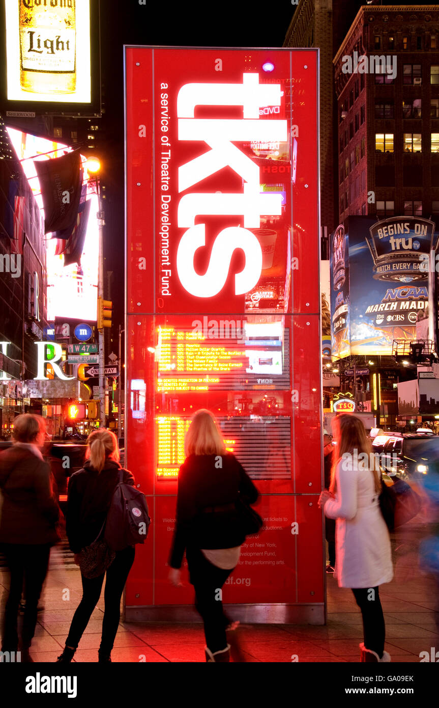 TKTS ticket booth vende Broadway e off-Broadway a prezzi scontati, Times Square, New York New York, Stati Uniti d'America Foto Stock
