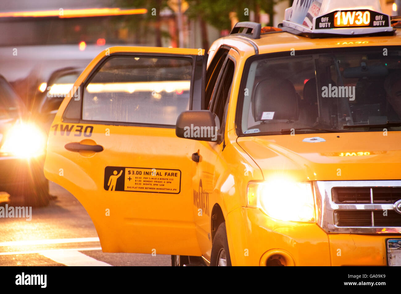 Yellow Cab, sportello aperto, Broadway, New York New York, Stati Uniti d'America Foto Stock