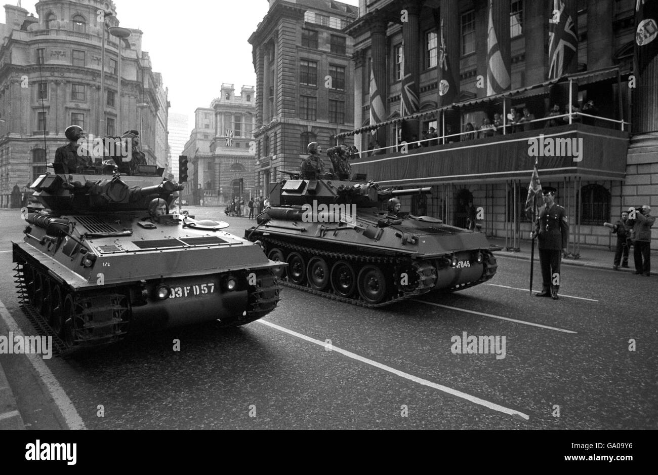 Le pistole da campo utilizzate durante la campagna Falklands si frugano oltre la Mansion House, Londra, all'inizio di oggi durante le prove per la sfilata delle Falklands di martedì attraverso la città. Foto Stock