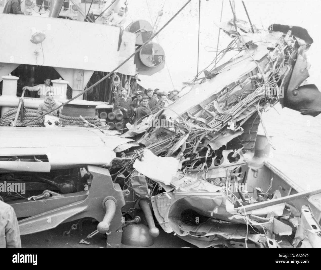 Fotografia che raffigura le operazioni di salvataggio di un bombardiere Convair B-36 al largo di Mission Beach, California, il 5 agosto 1952. L'aereo, B-36D 49-2661, subì un incendio al motore durante l'avvicinamento, che ne causò l'affondamento. Sei degli otto membri dell'equipaggio sopravvissero. Foto Stock