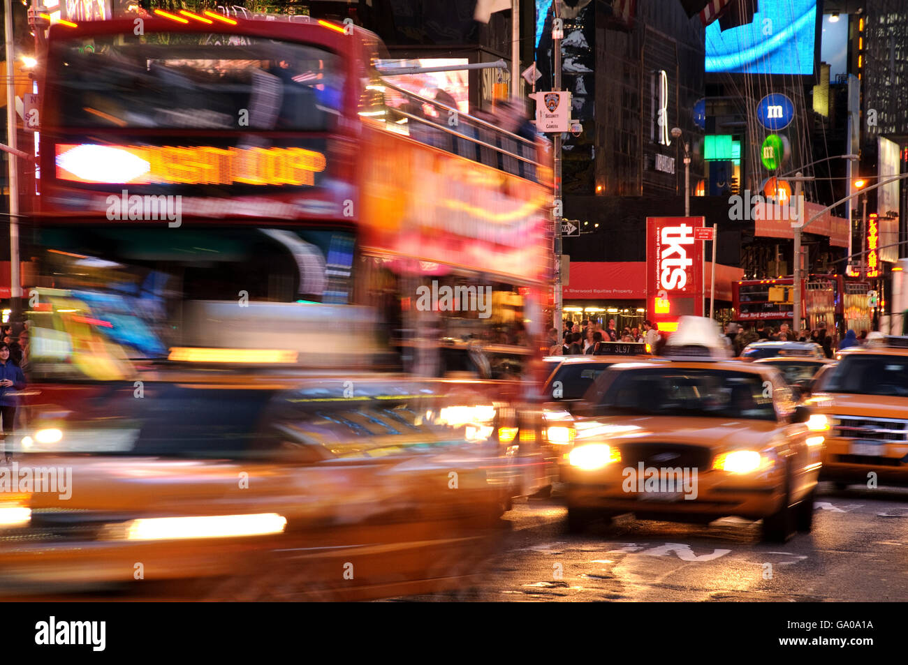 Times Square, 42nd Street, il traffico, la città di New York, New York, Stati Uniti d'America Foto Stock