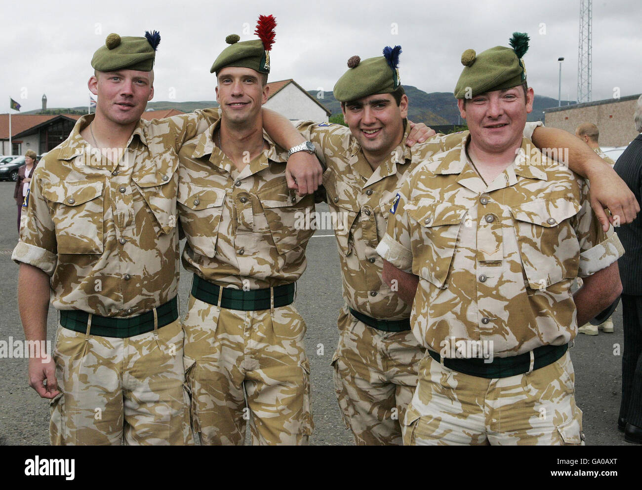 (Da sinistra a destra) i privati Alan George, Russell Duffy, Hugh Lancaster e il caporale di Lance Paul Cunningham si levano in braccio dopo che le truppe dal 51st Highland, 7th Battaglione reggimento reale della Scozia ritornarono alla base di Forthside a Stirling dopo un tour di sei mesi di servizio in Iraq. Foto Stock