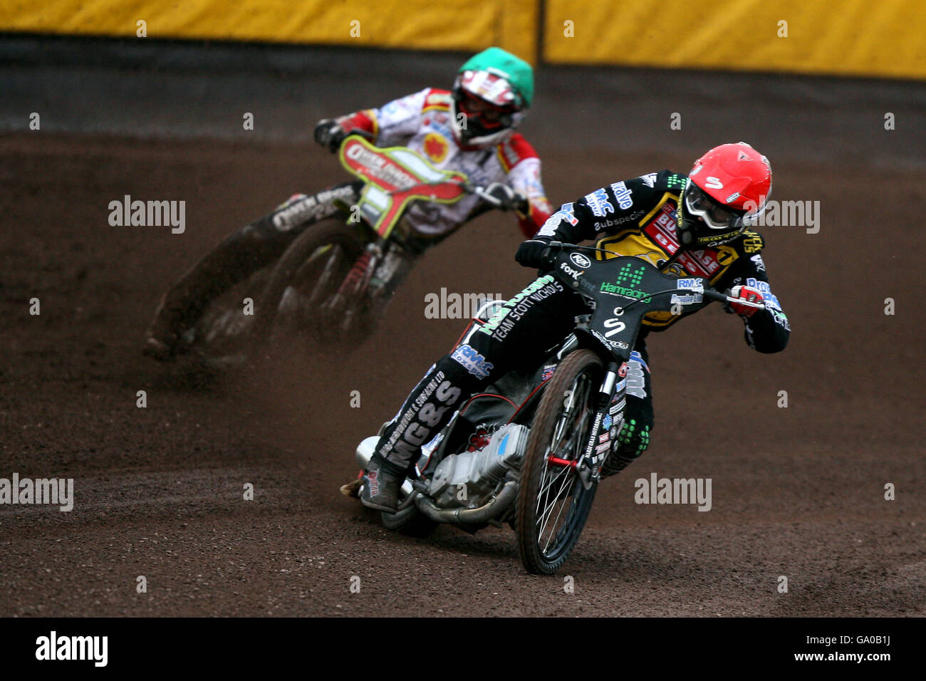 Scott Nicholls (a destra) e Swindon Robins' Leigh Adams in azione durante una gara della British Speedway Elite League al Brandon Stadium di Coventry. Foto Stock