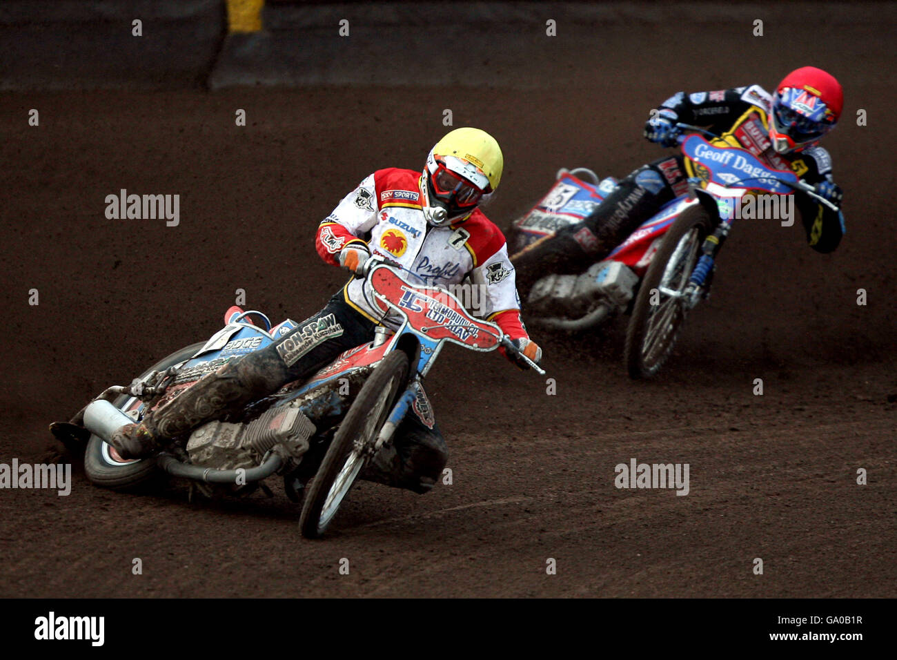 Coventry Buildbase Bees' Chris Harris (a destra) e Swindon Robins' Tomasz Chrzanoski in azione durante una gara della British Speedway Elite League al Brandon Stadium di Coventry. Foto Stock Coventry Buildbase Bees' Chris Harris (a destra) e Swindon Robins' Tomasz Chrzanoski in azione durante una gara della British Speedway Elite League al Brandon Stadium di Coventry. Foto Stock