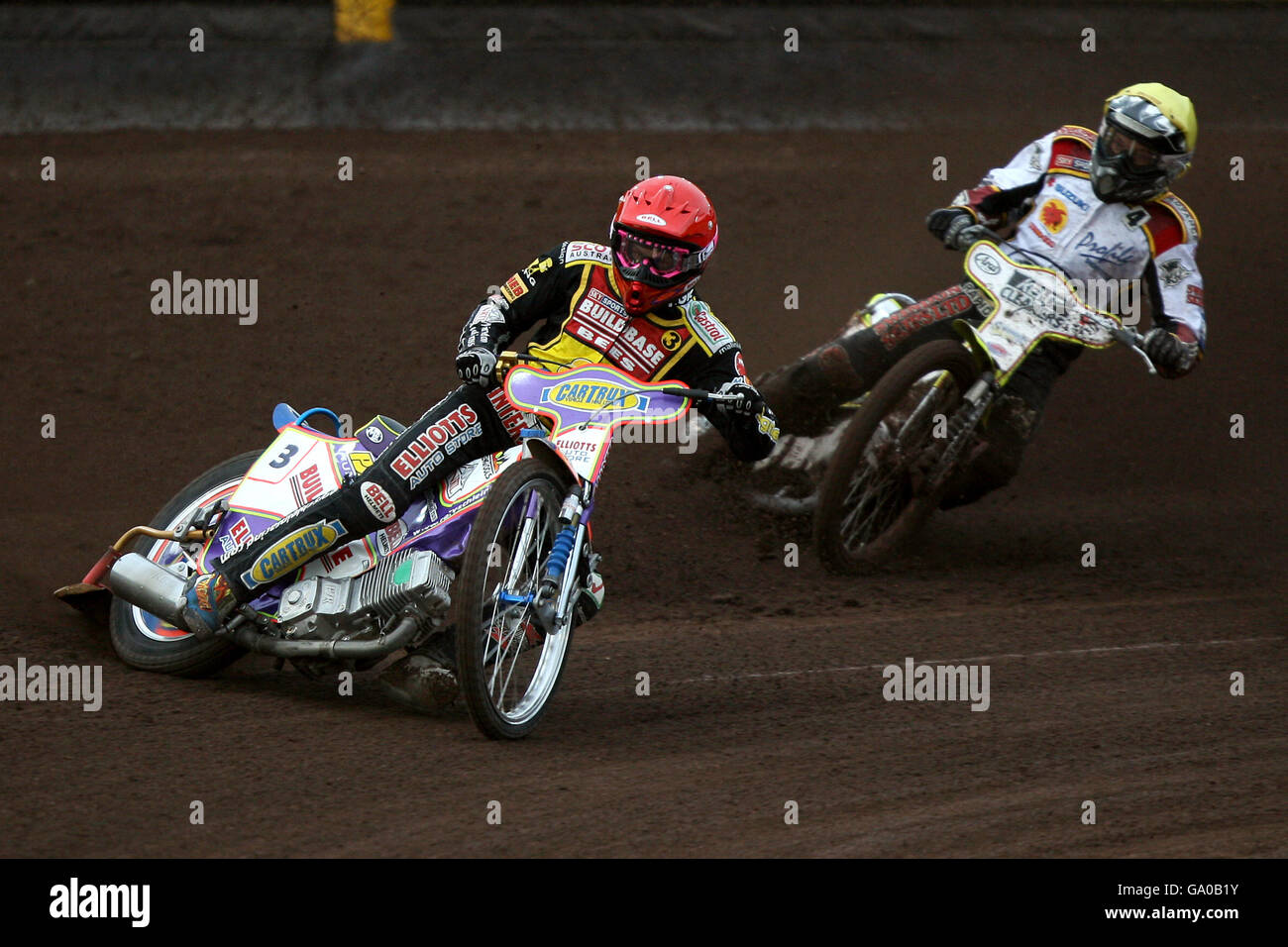 Coventry Buildbase Bees' Rory Schlein (a sinistra) e Swindon Robins' Charlie Gjedde in azione durante una gara della British Speedway Elite League al Brandon Stadium di Coventry. Foto Stock