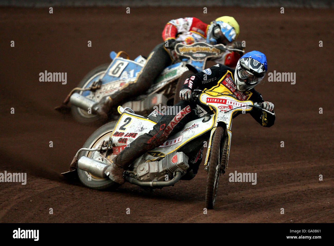 Coventry Buildbase Bees' Billy Janniro (a destra) e Swindon Robins' Andrew Moore in azione durante una gara della British Speedway Elite League al Brandon Stadium di Coventry. Foto Stock