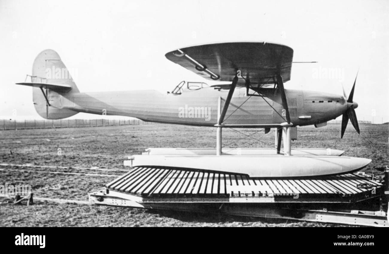 Questa immagine della Collezione Ray Wagner raffigura un bombardiere dell'era della seconda guerra mondiale in volo. Catturato negli anni '1940, illustra il ruolo degli aerei da bombardamento nelle operazioni militari durante la guerra. Foto Stock