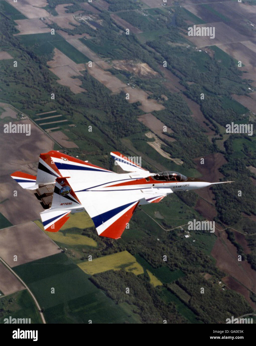Immagine della collezione René Francillon, con un aereo Douglas DC-3, che mostra il suo ruolo nell'aviazione commerciale. Foto Stock