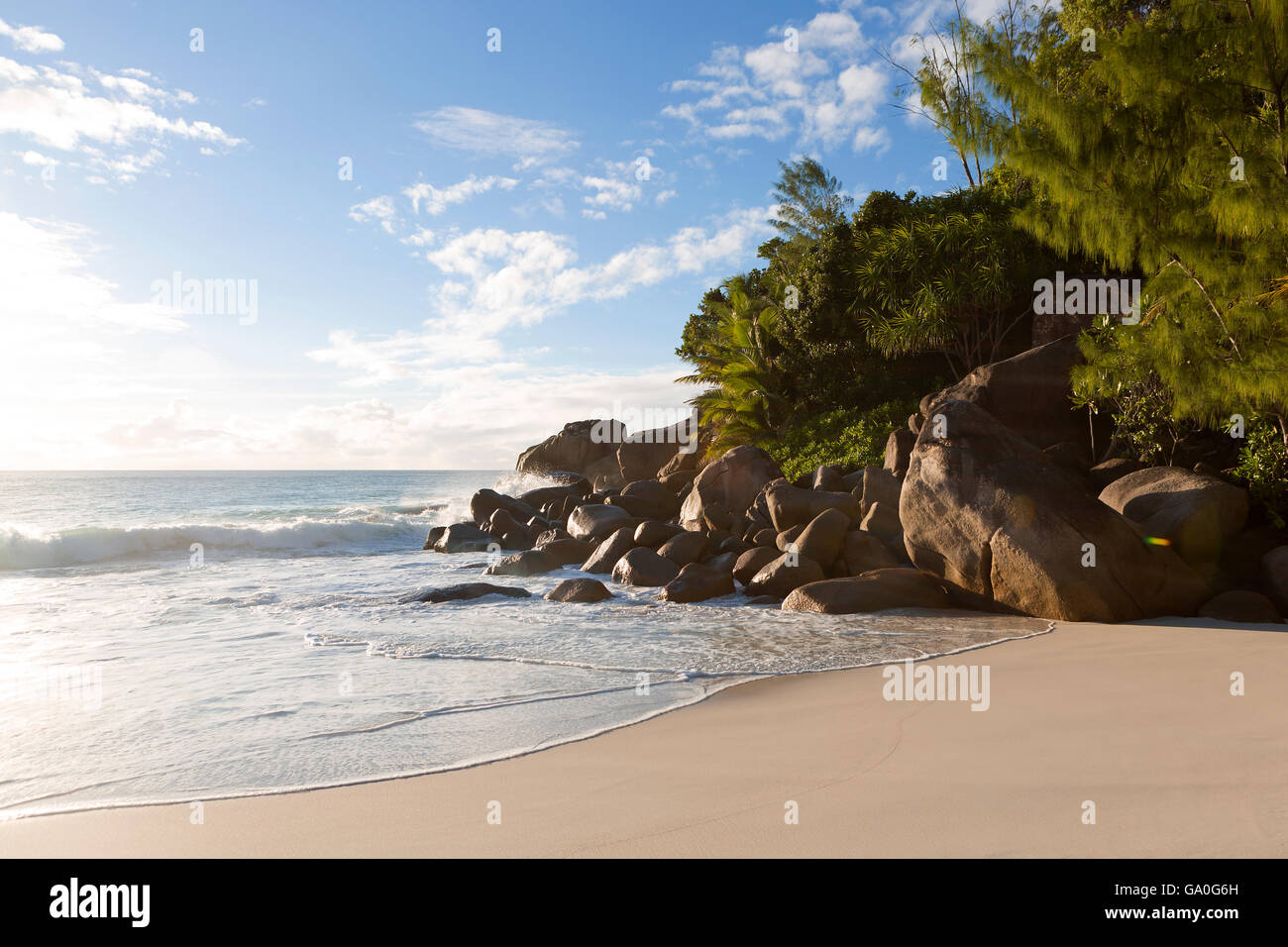 Spiaggia della famosa Anse Georgette, Seychelles nella luce della sera Foto Stock