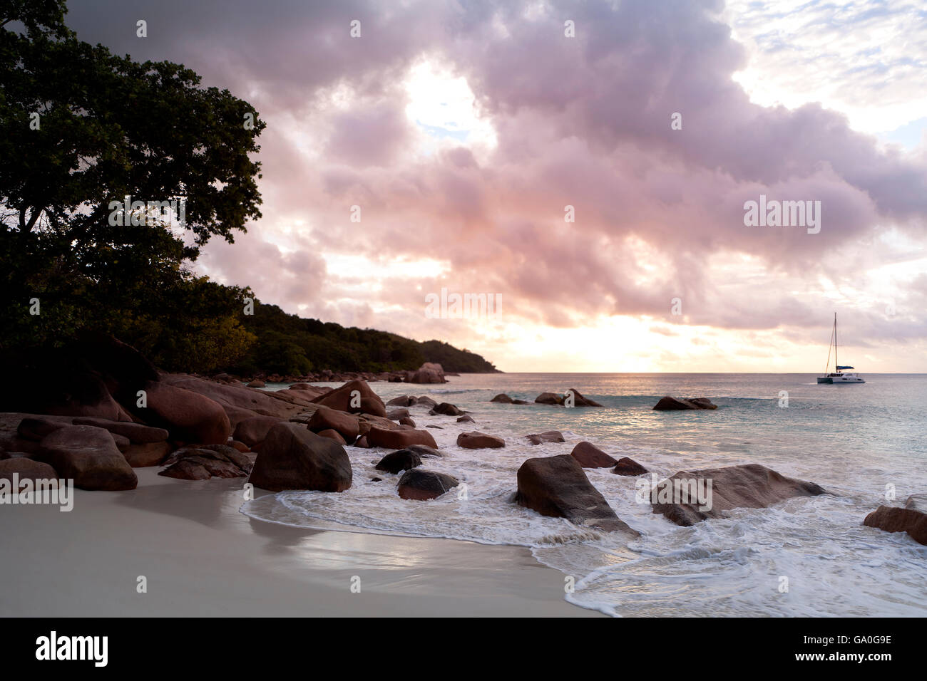 Tramonto della vista del paesaggio di Anse Lazio, Isola di Praslin, Seicelle Foto Stock