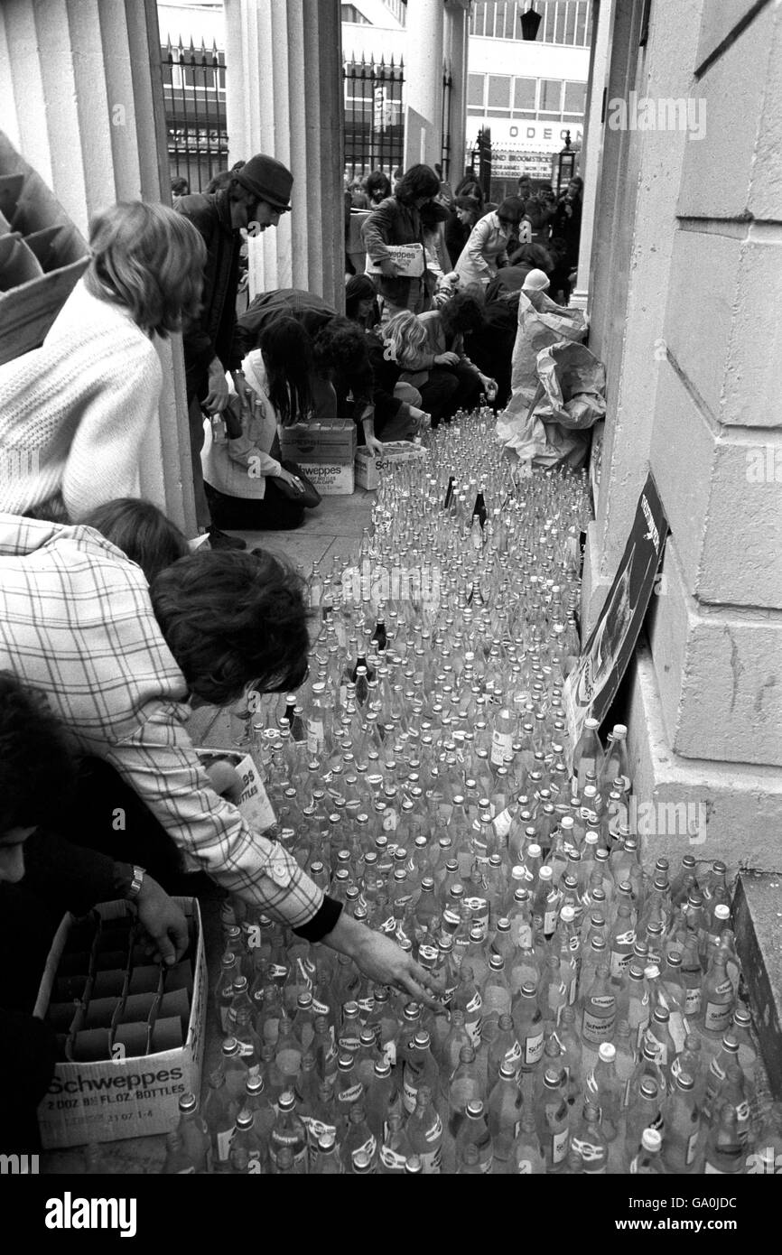 Amici della Terra, impegnati nella conservazione, nel restauro e nell'uso razionale dell'Ecosfera, depositano bottiglie non restituibili al di fuori della sede di Scheppes, Connaught Place, Londra. Simultaneamente le bottiglie sono state scaricate a livello nazionale all'esterno dei depositi di distribuzione delle bibite analcoliche. Foto Stock