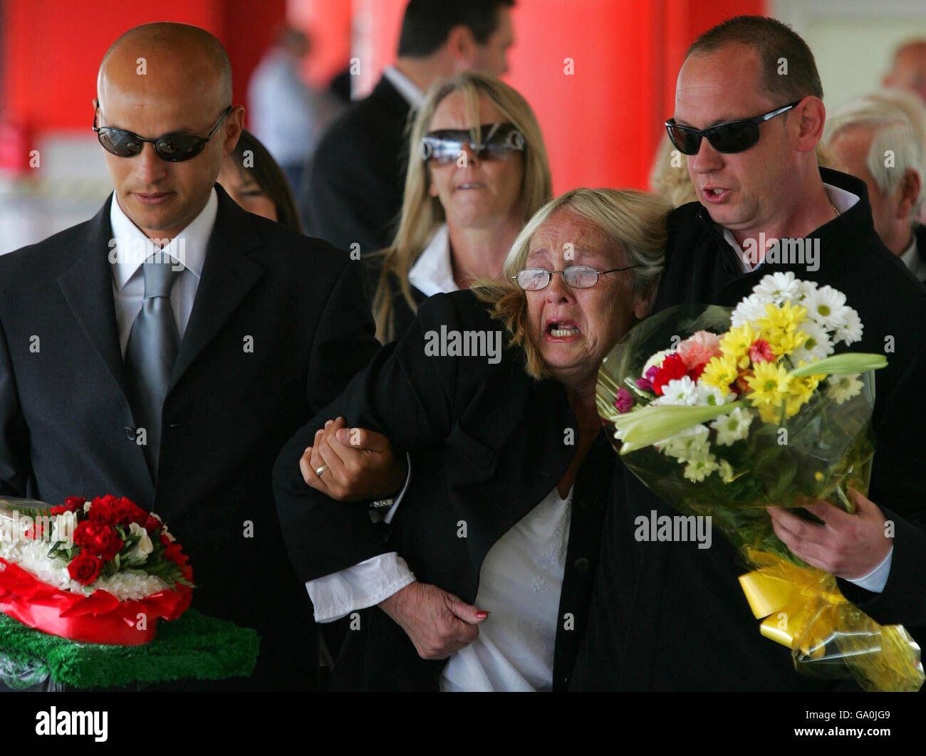 Carol Reed (centro) è confortata dai membri della famiglia mentre visita la scena dell'assassinio del marito Michael al molo del Tamigi, Londra. Foto Stock