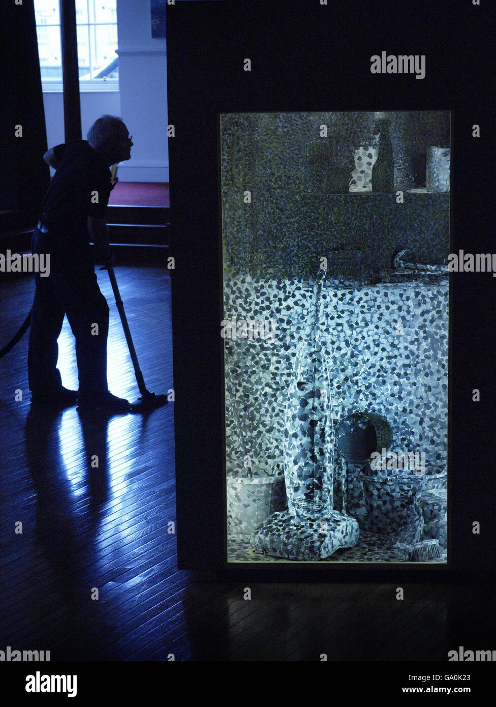 Un'opera più pulita accanto a un'opera d'arte intitolata Changing cubicle, parte della mostra Celeste Art Prize 2007 a Lione e Turnbull all'asta a Edimburgo. Foto Stock