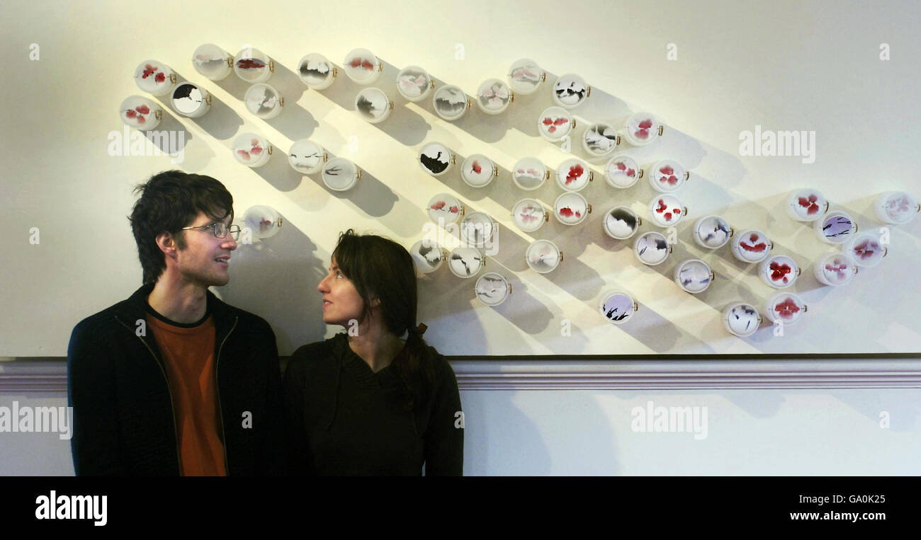 Gli artisti di Edimburgo Stefan Baumberger e Nicole Heidtke si trovano accanto al loro lavoro Ume, parte della mostra Celeste Art Prize 2007 a Lione e Turnbull Auctioneers a Edimburgo. Foto Stock