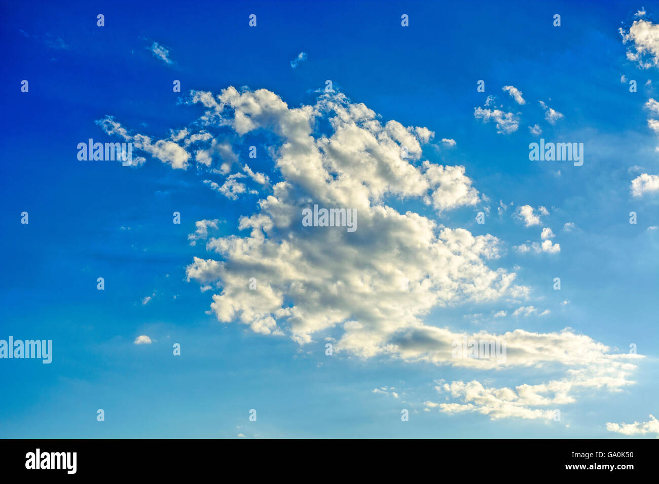 Giorno d'estate e le nuvole bianche che percorrono il cielo blu. Foto Stock