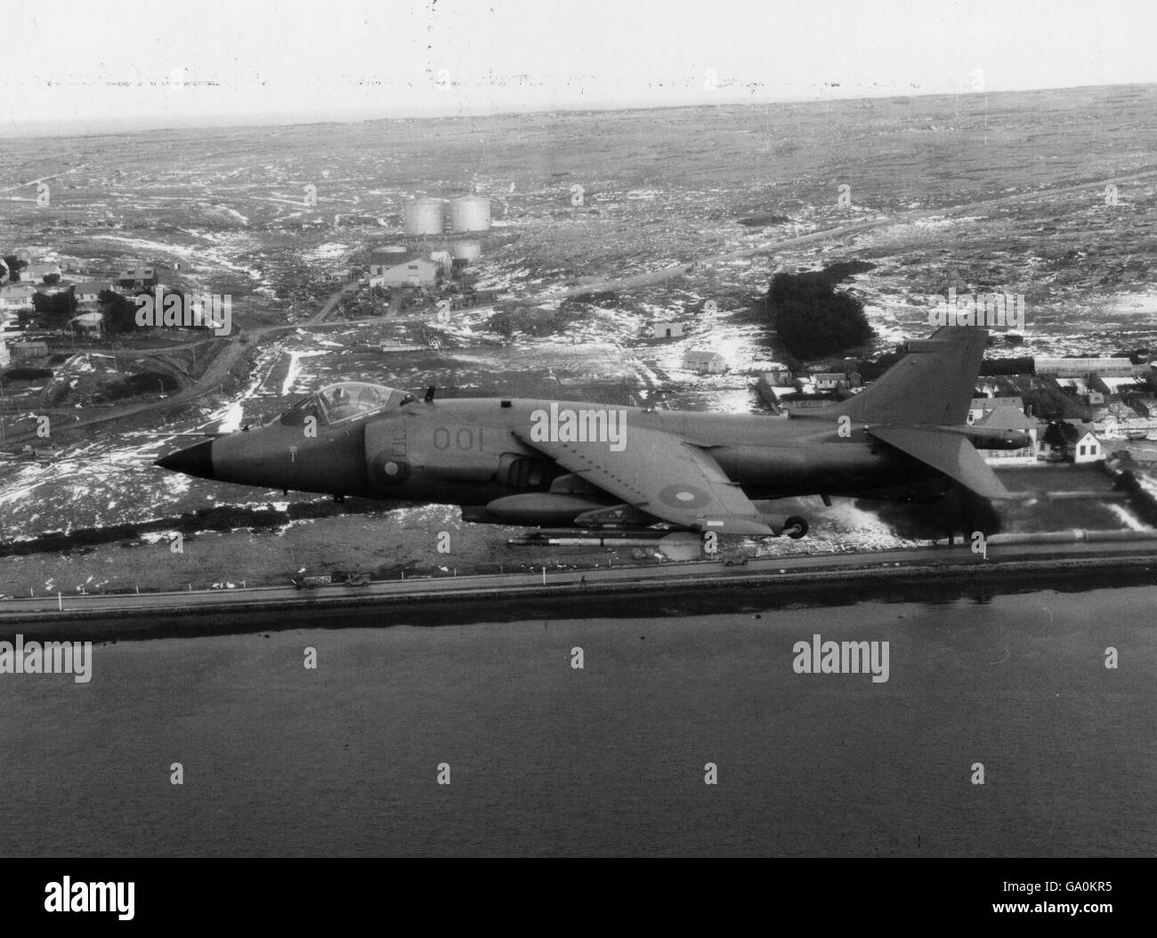 Foto non datata del luogotenente dello Squadron Charlie Cantan in Sea Harrier sopra Port Stanley subito dopo il cessate il fuoco. Foto Stock