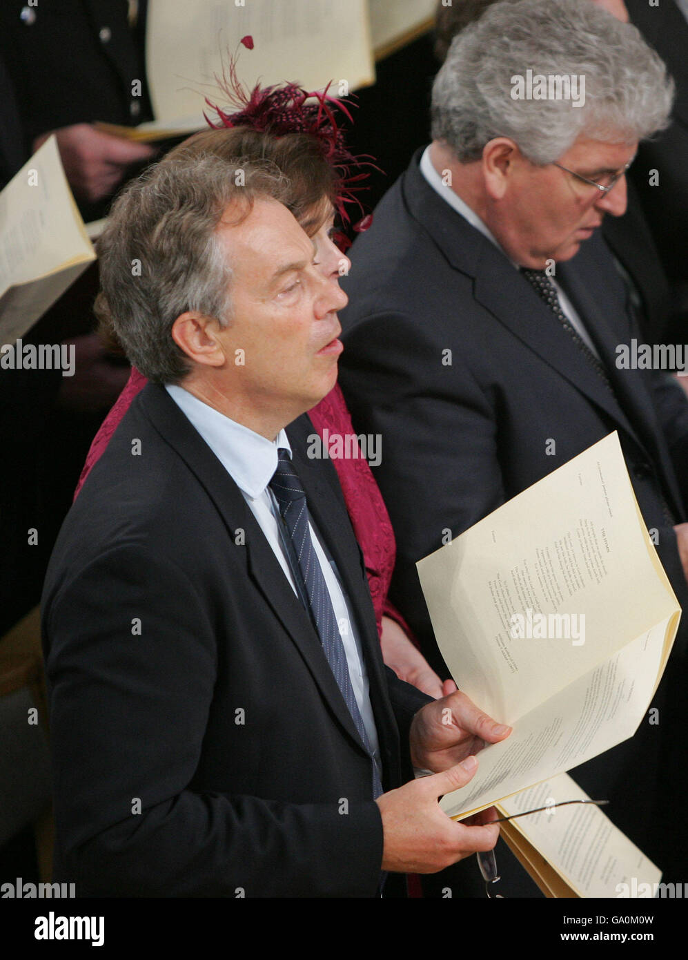 Il primo ministro britannico Tony Blair, sua moglie Cherie e il ministro della Difesa Des Brown partecipano ad un servizio in chiesa per celebrare il 25° anniversario della fine del conflitto delle Falklands, alla Falkland Islands Memorial Chapel, a Pangbourne, in Inghilterra. Foto Stock