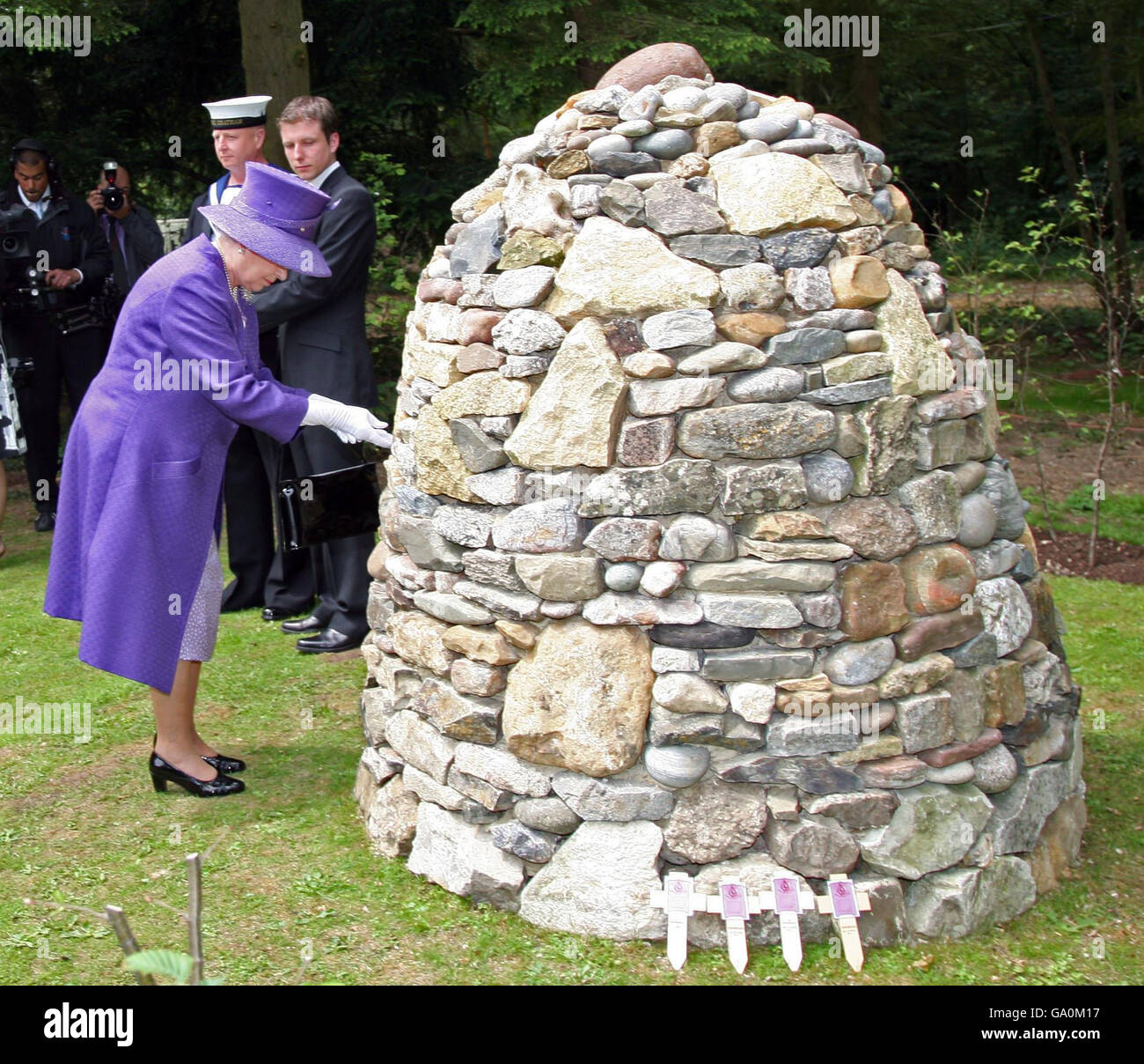 Falklands 25 ° anniversario ... HM la regina partecipa a un servizio commemorativo alla Falkland Chapel a Pangbourne Berkshire. Foto Stock