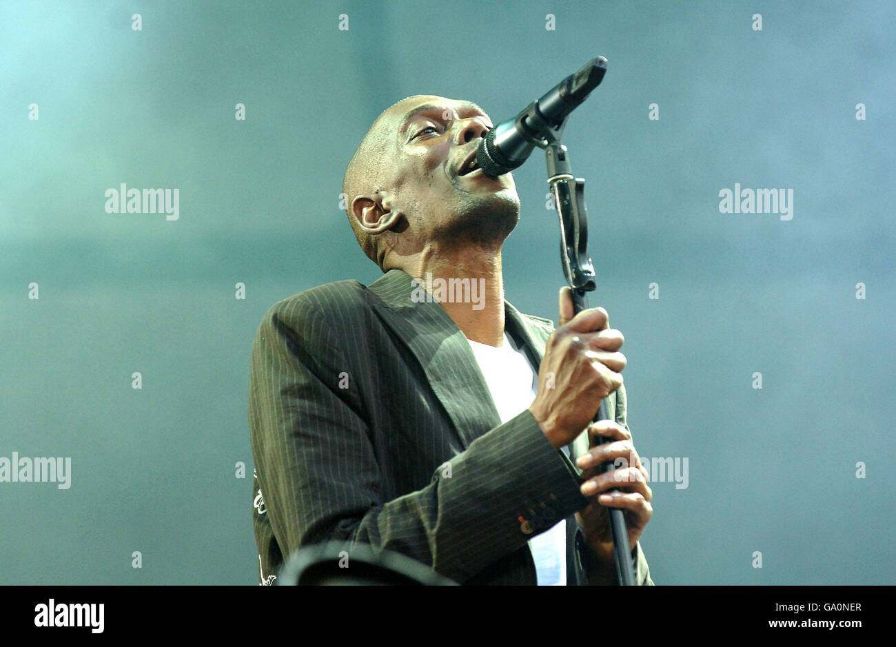 Maxi Jazz canta durante il set di Faithless sul palco principale all'O2 Wireless Fesival di Hyde Park, nel centro di Londra. Foto Stock