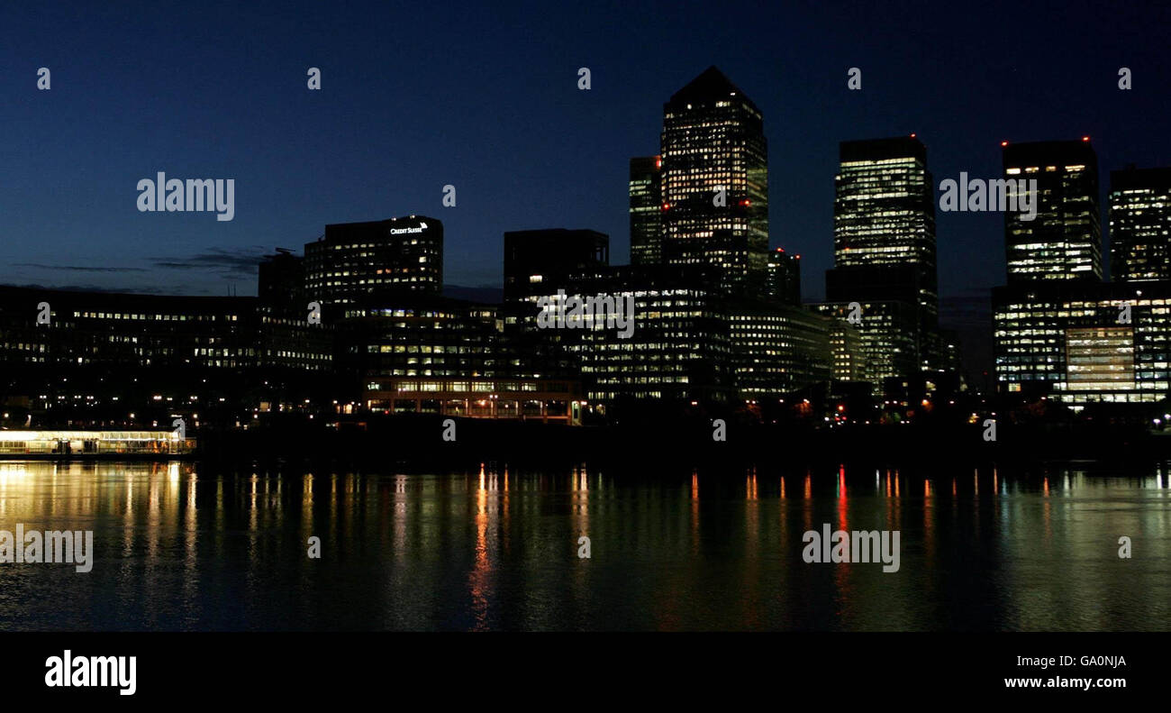 Canary Wharf sull'Isola dei Dogs, Londra, (preso da Durand's Wharf, Rotherhithe) ha illuminato la notte prima di 'Lights out London'. Foto Stock