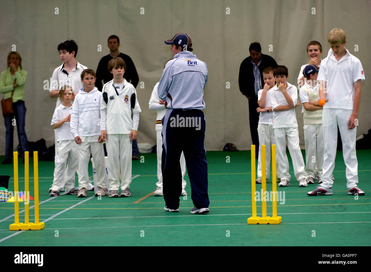 La Guardia d'onore ha una sessione di reti in Ken Barrington centro cricket mentre aspettano per la pioggia Per passare al Brit Oval Foto Stock