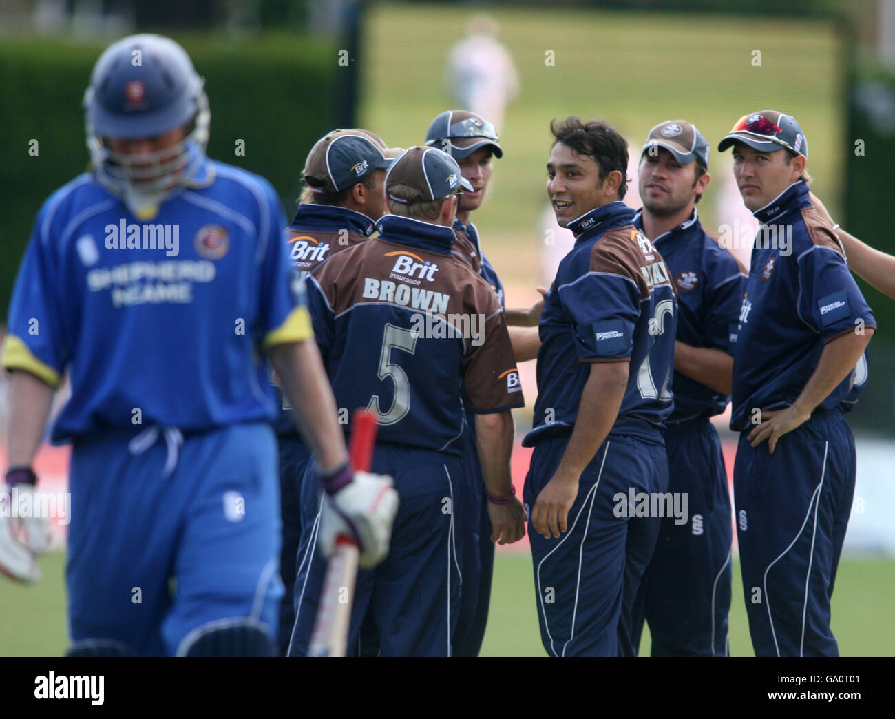 Azhar Mahmood di Surrey guarda indietro a Ronnie Irani di Essex dopo prendendo il suo wicket Foto Stock