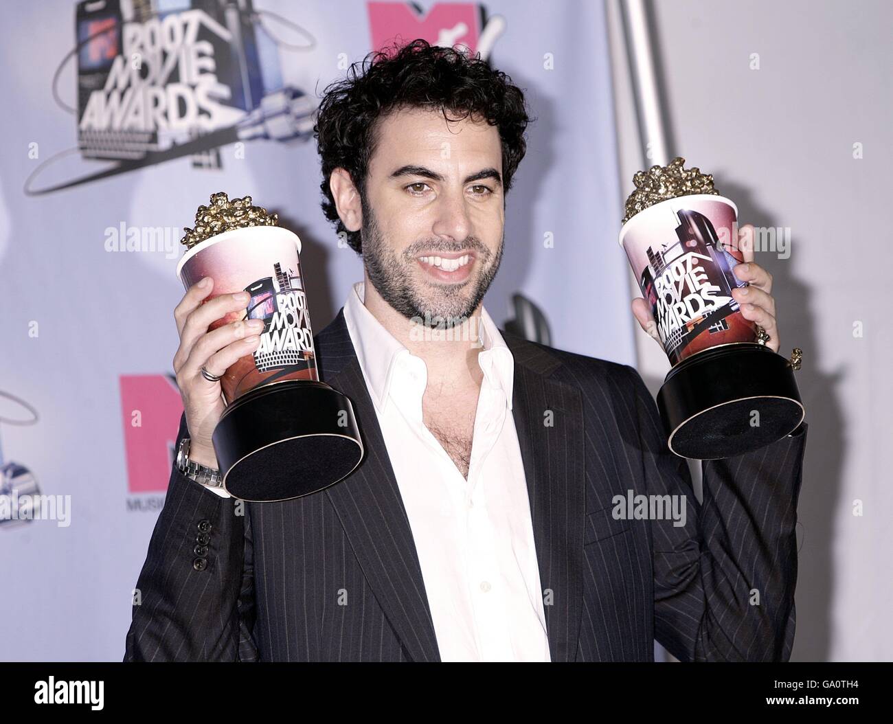 Sacha Baron Cohen con i suoi due premi per il miglior bacio ricevuto per Talladega Nights: La Ballata di Ricky Bobby e la migliore performance comedica ricevuto per Borat: I guadagni culturali dell'America per rendere beneficio gloriosa Nazione del Kazakhstan, ai premi di film di MTV 2007 all'anfiteatro di Gibson, Universal City, Los Angeles. Foto Stock