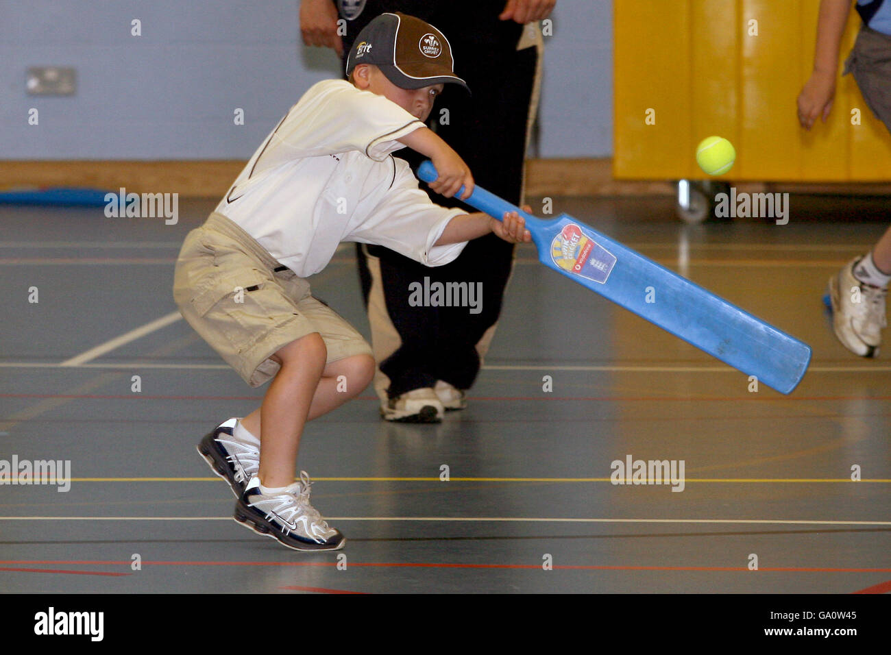 Cricket coaching nel Whitgift Indoor Cricket Center Foto Stock