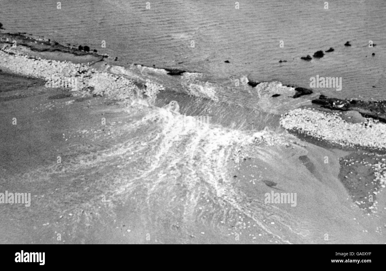 Il muro di mare è violato dai gale-mari e ora inondano l'acqua che scorre indietro fuori dai churns della terra è senso avanti contro l'impennata del breakesr a Spurn Point, Yorkshire - una delle aree colpite dalle inondazioni della costa orientale delle isole britanniche oggi (domenica) almeno 59 vite sono state perse nelle alluvioni diffuse a seguito della massiccia tempesta dei fine settimana. Foto Stock