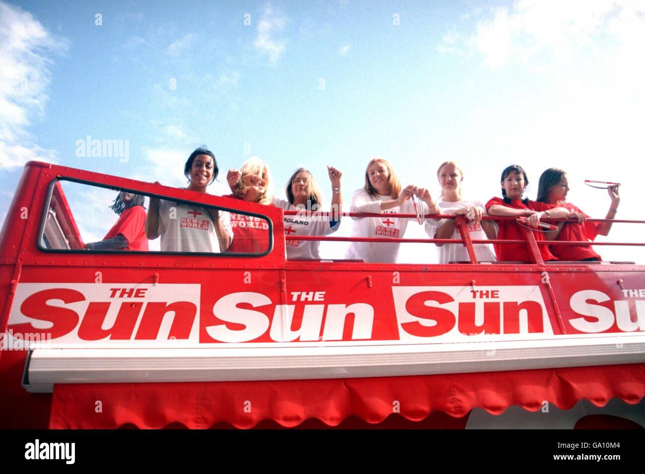 Page 3 ragazze intrattengono i fan dell'Inghilterra dalla parte superiore di Il quotidiano Sun a due piani tifosi bus Foto Stock