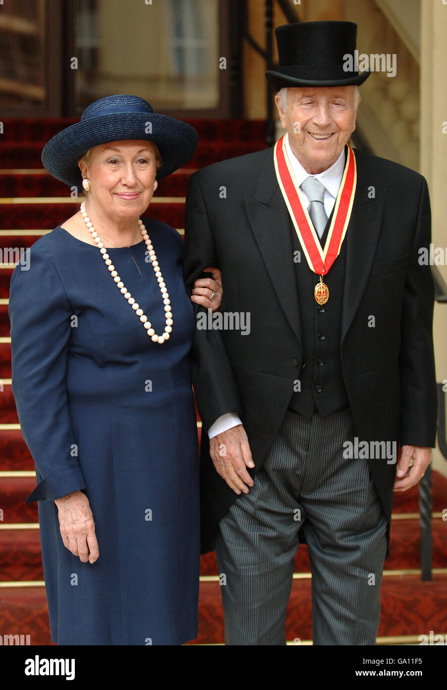 Il pianista e compositore del Blind Jazz Sir George Shearing e sua moglie posarono il tosare a Buckingham Palace dopo aver raccolto la sua Knighthood dalla Regina Elisabetta II durante una cerimonia di investitura. Foto Stock