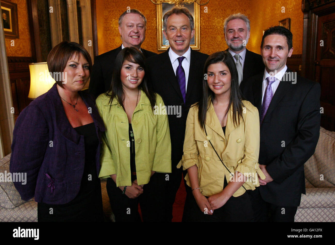 Il primo ministro britannico Tony Blair si trova con Carol Maddox e la sua famiglia nel suo ufficio a Westminster, nel centro di Londra. Foto Stock