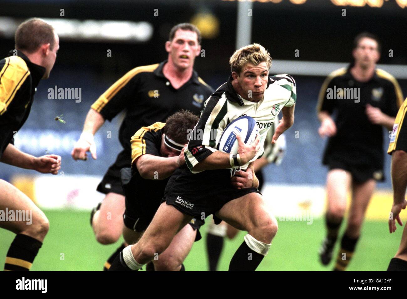 Rugby Union - Zurich Premiership - London Wasps / London Irish. Justin Bishop di Londra irlandese attraversa l'opera di Craig Dowd di London Wasps Foto Stock