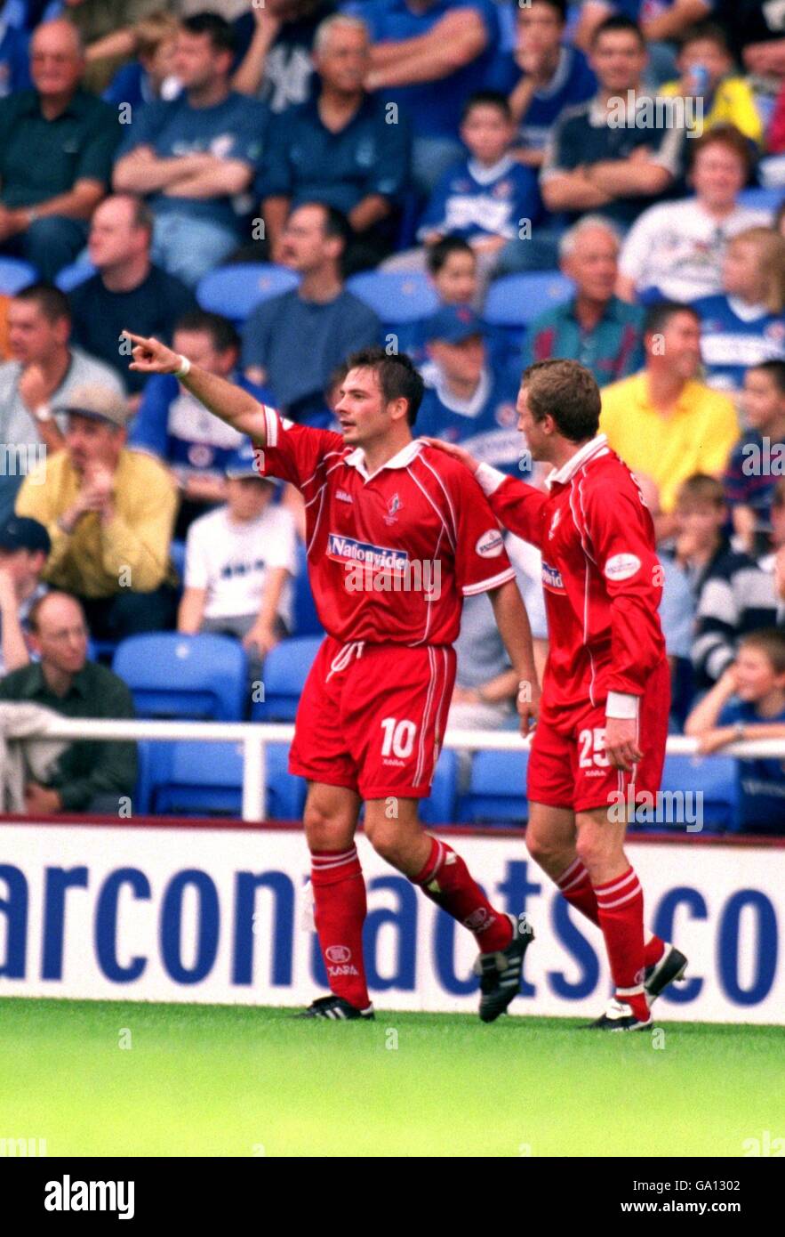 Giuliano Grazioli di Swindon Town (a sinistra) celebra il suo obiettivo con la squadra Mate Steve Robinson (a destra) Foto Stock