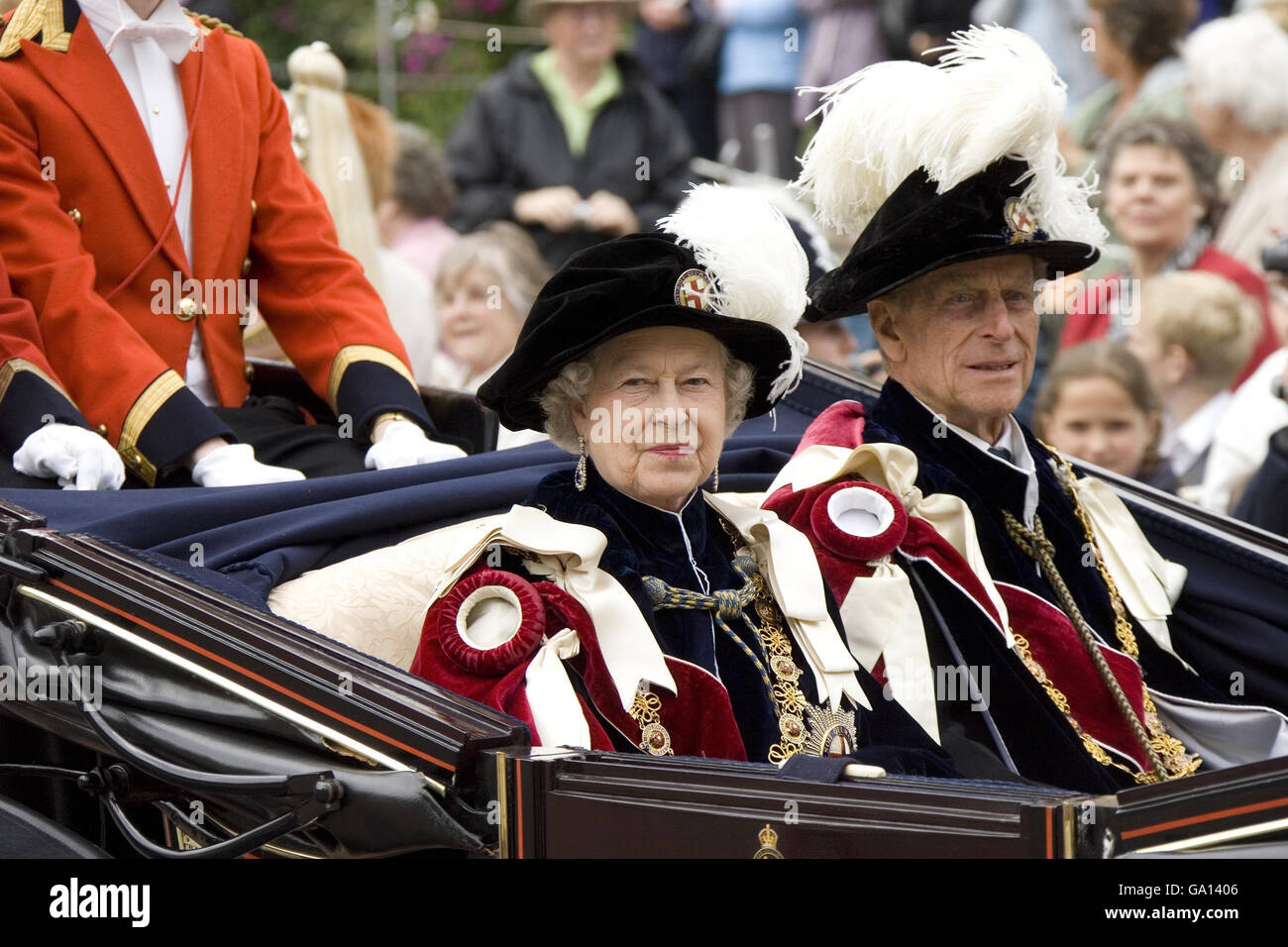 La Regina Elisabetta II della Gran Bretagna e il Duca di Edimburgo frequentano l'Ordine del Garter Service alla St George's Chapel, Castello di Windsor, Windsor. Foto Stock