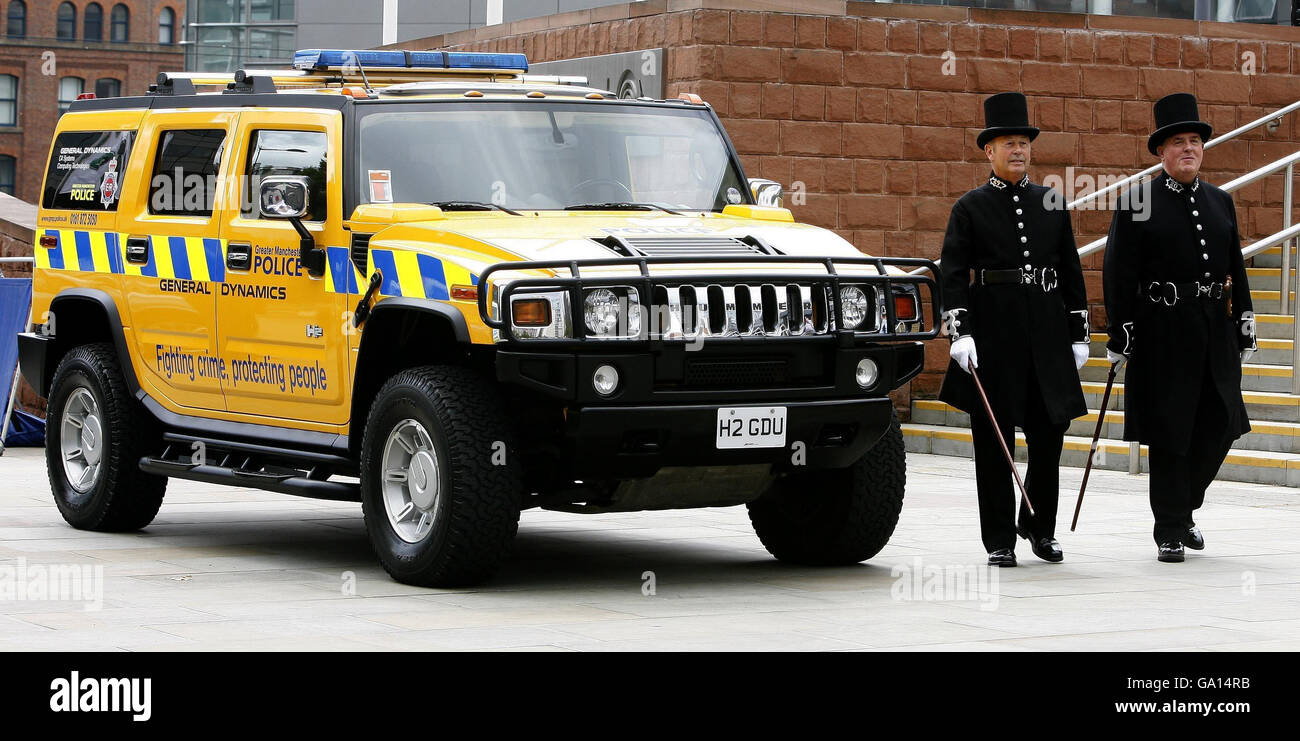 I vecchi e i nuovi signori che indossano l'uniforme della polizia del 1830  camminano davanti ad un'automobile della polizia di Hummer in Greater  Manchester Foto stock - Alamy