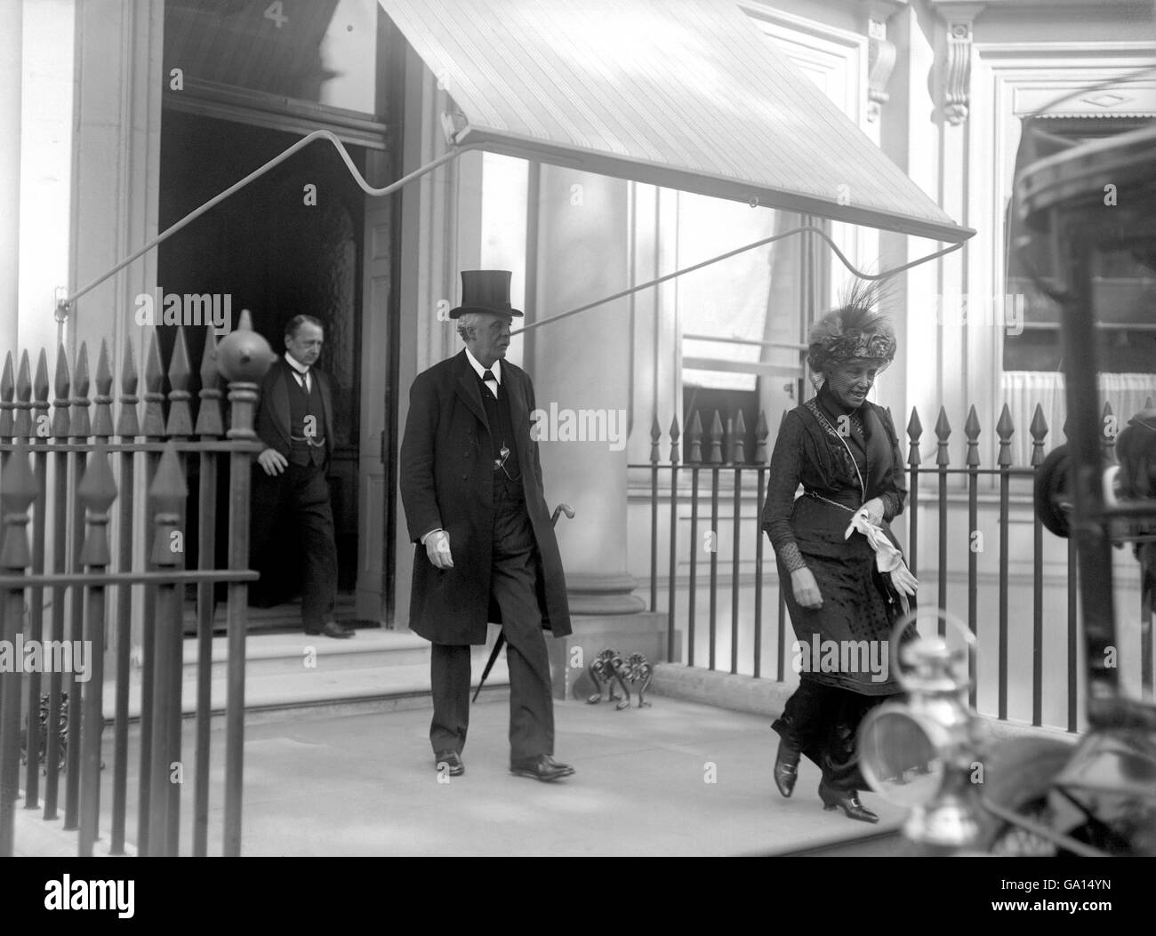 L'ex primo ministro Arthur Balfour e sua sorella Betty Balfour sulla sua strada per la Camera dei Comuni. Foto Stock