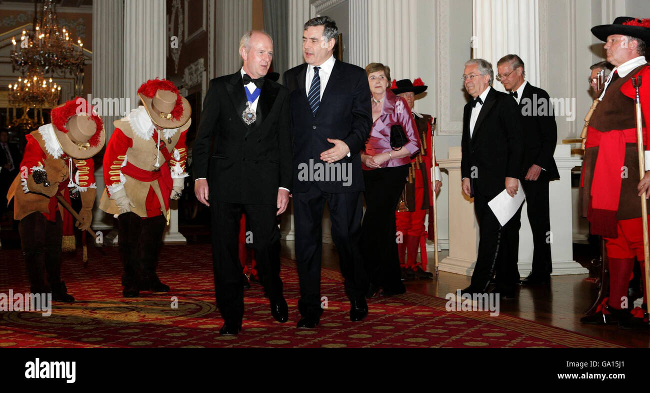 Il Cancelliere Gordon Brown, a destra, e il Sindaco di Londra Alderman John Studdard sfilano per affrontare la cena annuale per i banchieri e i mercanti, Mansion House, Londra. Foto Stock