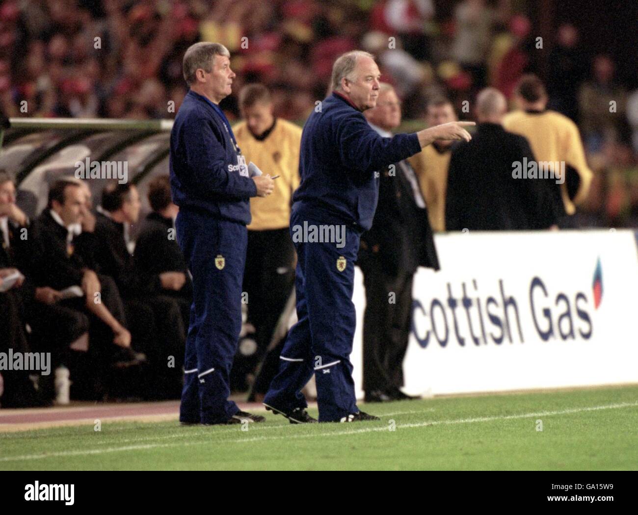 Calcio - Coppa del mondo 2002 Qualifier - Gruppo sei - Belgio / Scozia. Craig Brown (r) e il suo assistente Archie Knox (l) cercano di avere un'influenza dalla linea di contatto Foto Stock