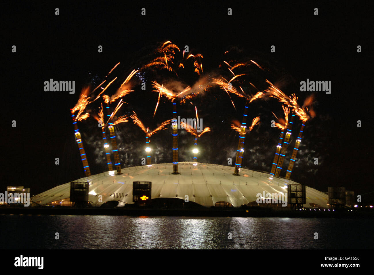 I fuochi d'artificio sono visti al lancio della nuova arena O2 a Greenwich, Londra. Foto Stock