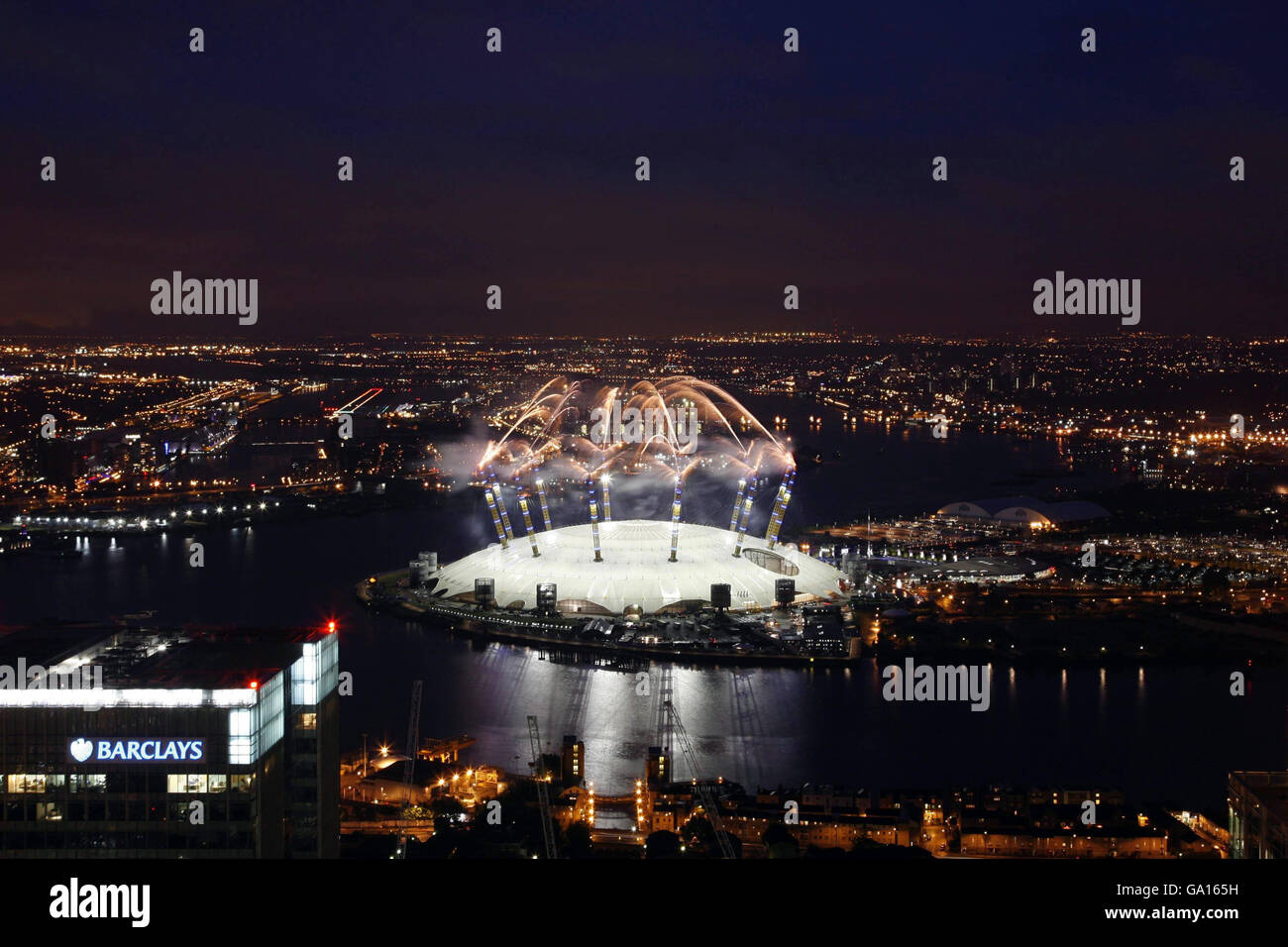 I fuochi d'artificio sono visti al lancio della nuova arena O2 a Greenwich, Londra. Foto Stock