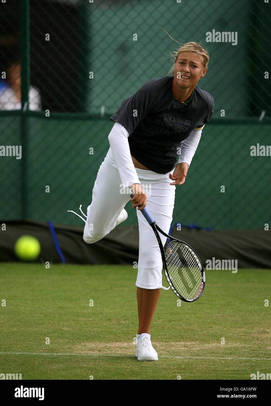 Tennis - Campionati di Wimbledon 2007 - primo giorno - All England Club. Maria Sharapova durante la pratica come la pioggia smette di giocare Foto Stock