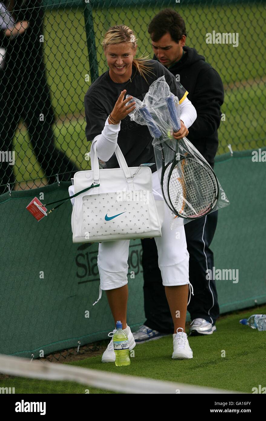 Tennis - Campionati di Wimbledon 2007 - primo giorno - All England Club. Maria Sharapova durante la pratica come la pioggia smette di giocare Foto Stock