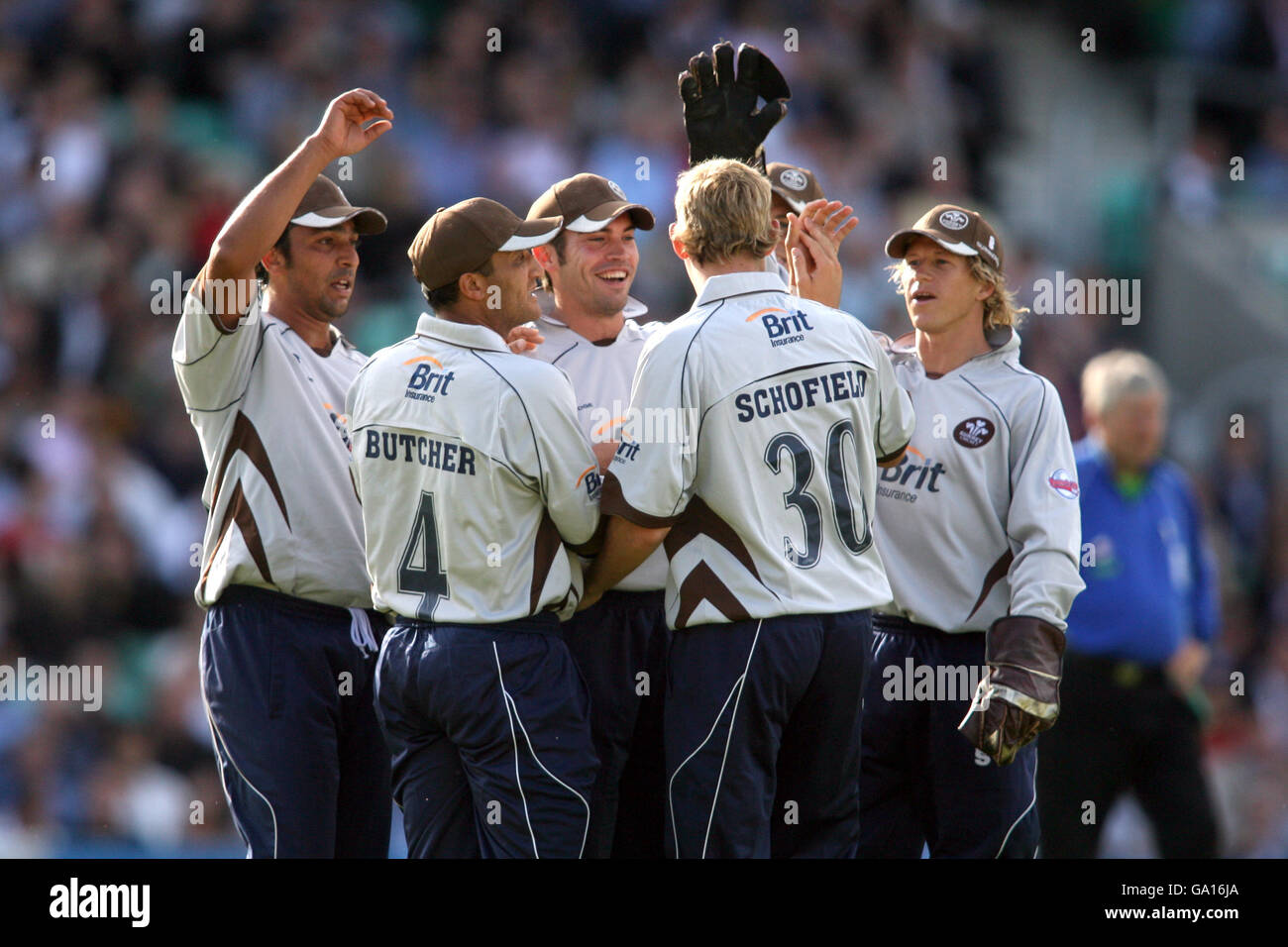 I giocatori di Surrey Brown Caps celebrano il wicket dei Crociati di Middlesex Ed Joyce Foto Stock